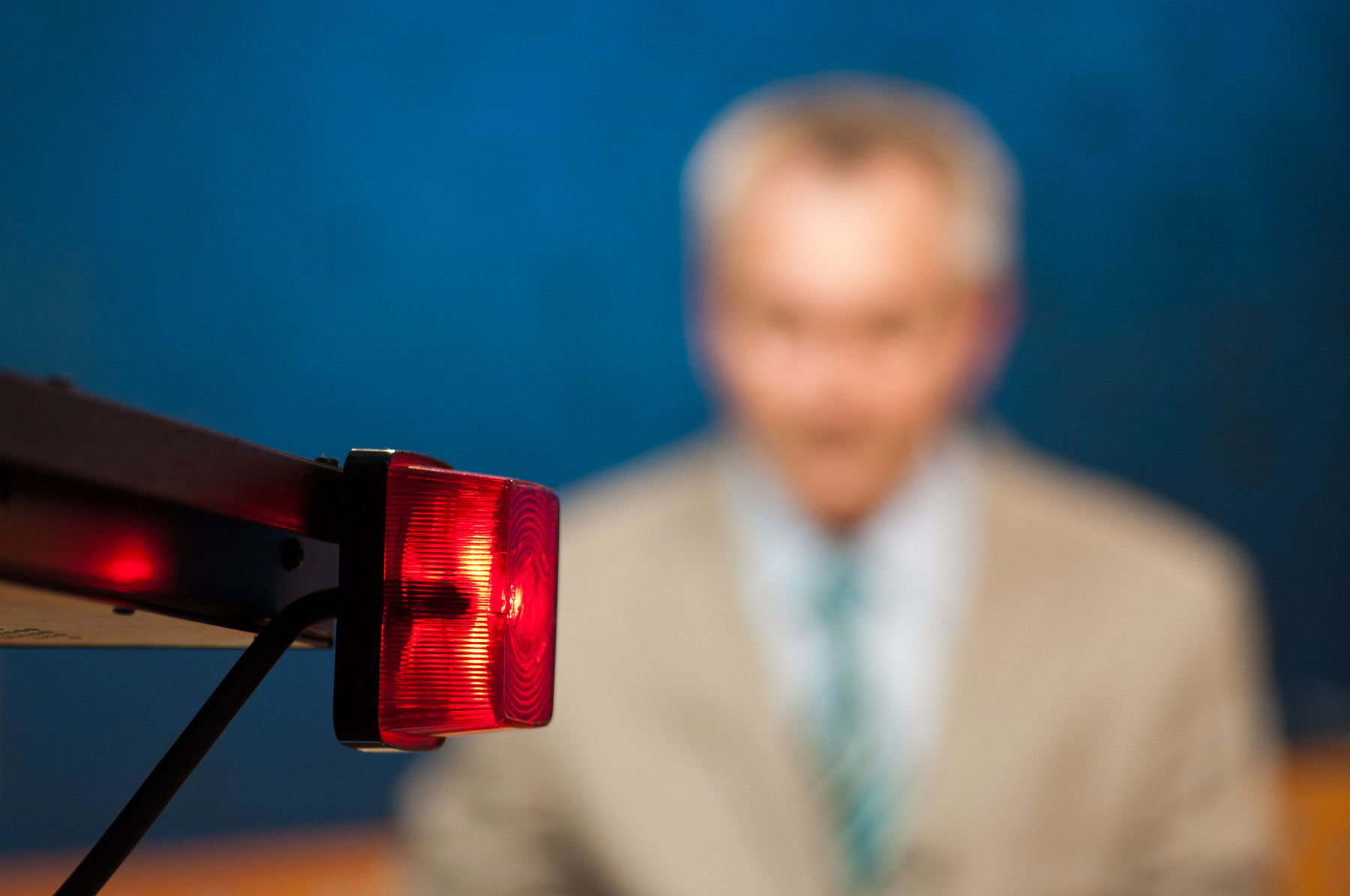 Váratlan telefonhívás zavarta meg az ATV élő adását, kellemetlen helyzetbe került a műsorvezető