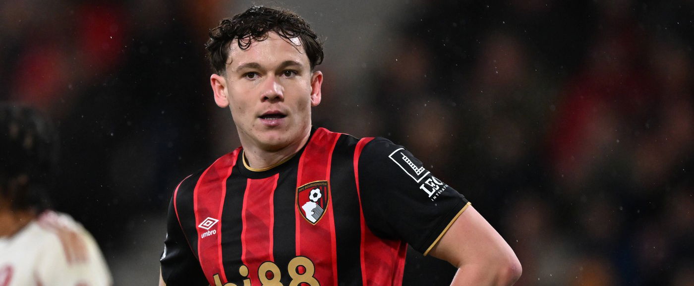 Rendkívüli titkos üzenetet találtak Tóth Alex mezén, amit Orbán Viktornak adott, itt a piros-fekete Bournemouth-mez különleges sztorija