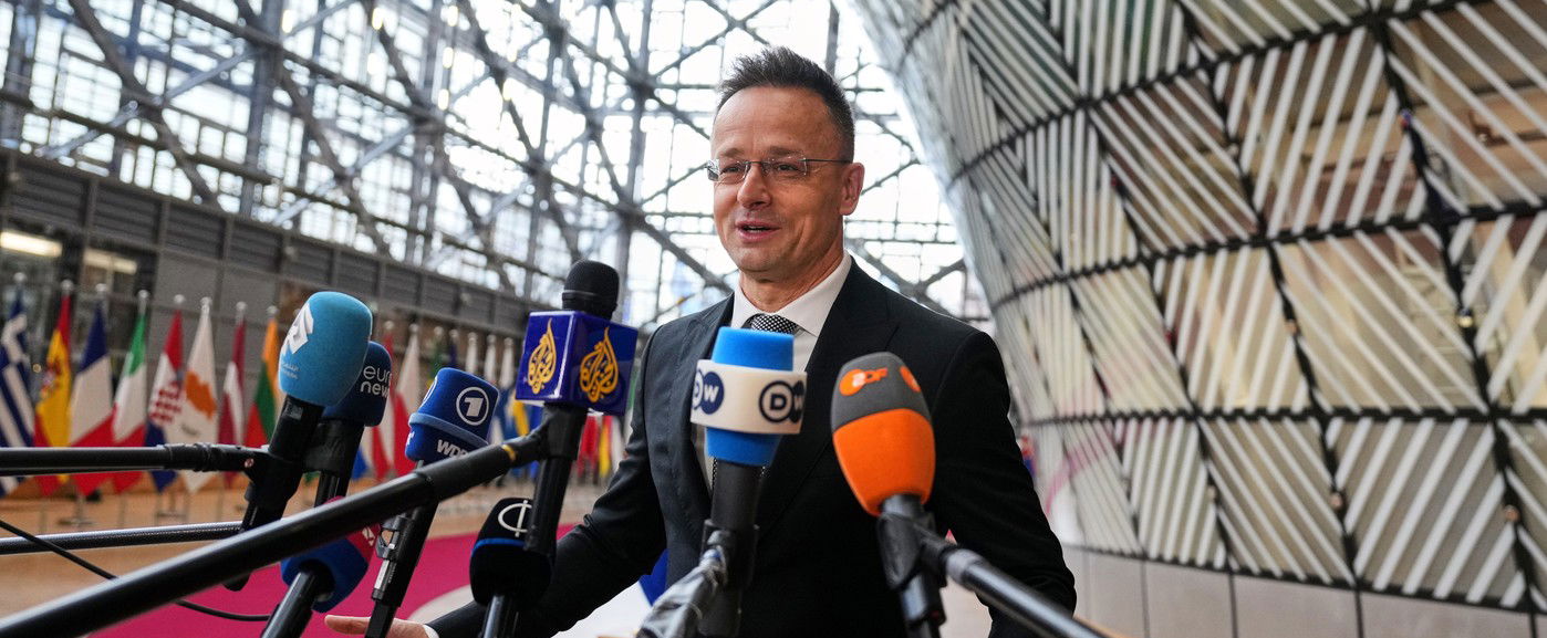 Új munkája van Szijjártó Péternek, totális váltás, már a repülőtéren be kellett jelentenie a váltást