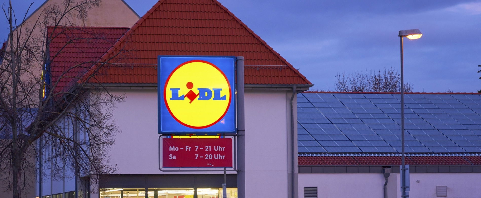 Megrohamozzák a magyarok a hazai szupermarketet, óriási kedvezménnyel árulják a kedvencünket