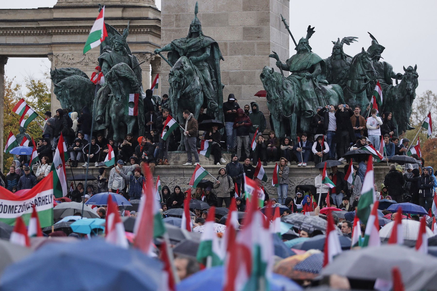 Félelmetes zavargások készülődnek Budapesten, polgárháborús helyzet állhat elő, ha veszít a TISZA Párt? 