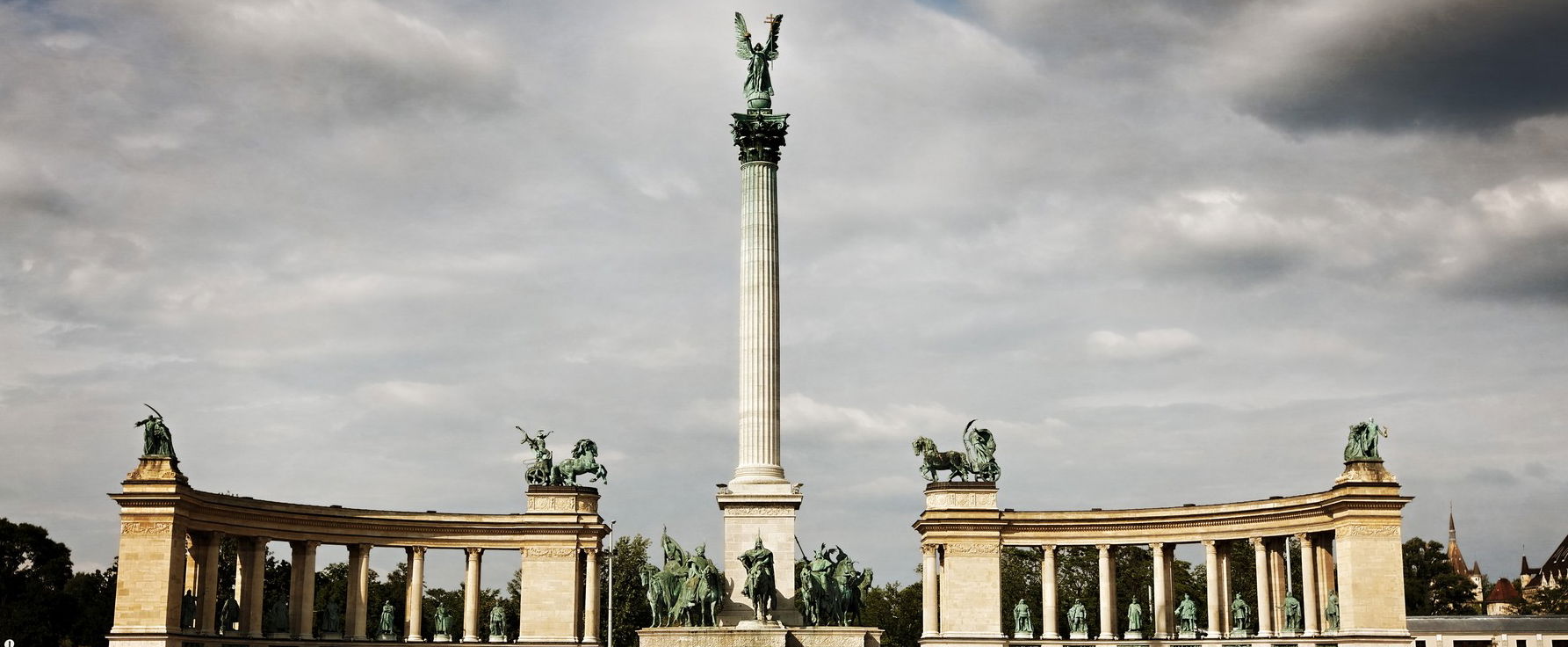 Leemelték a Hősök tere ikonikus szobrát, meglepő dolgot találtak alatta