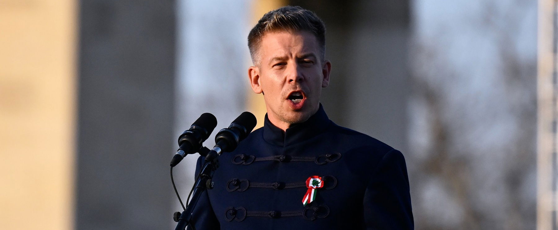 3 szót súgott Magyar Péter a Fidesz vezető politikusának fülébe, ez mindenkit ledöbbentett