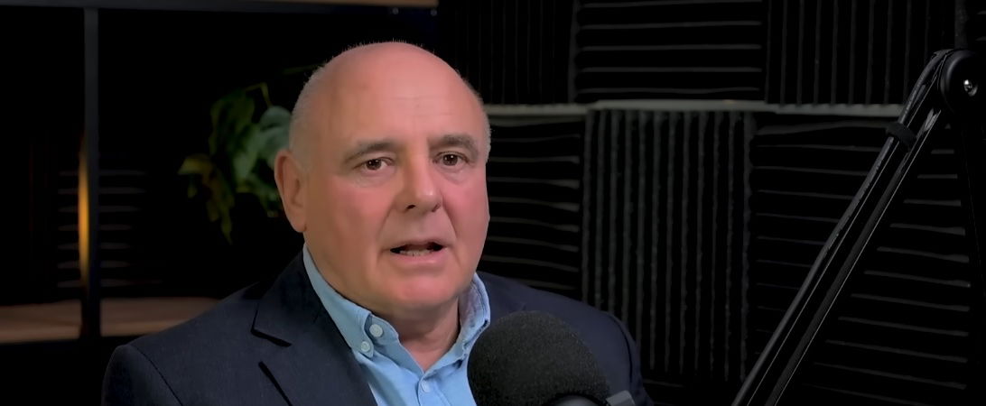 Fegyvert fogtak Rónai Egonra, hatalmas pénzösszeget követeltek tőle