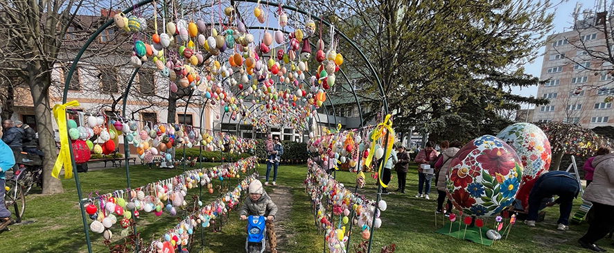 Hatalmas meglepetéssel nyitott a Tapolcai Tojáspark, mutatjuk az idei húsvéti programokat