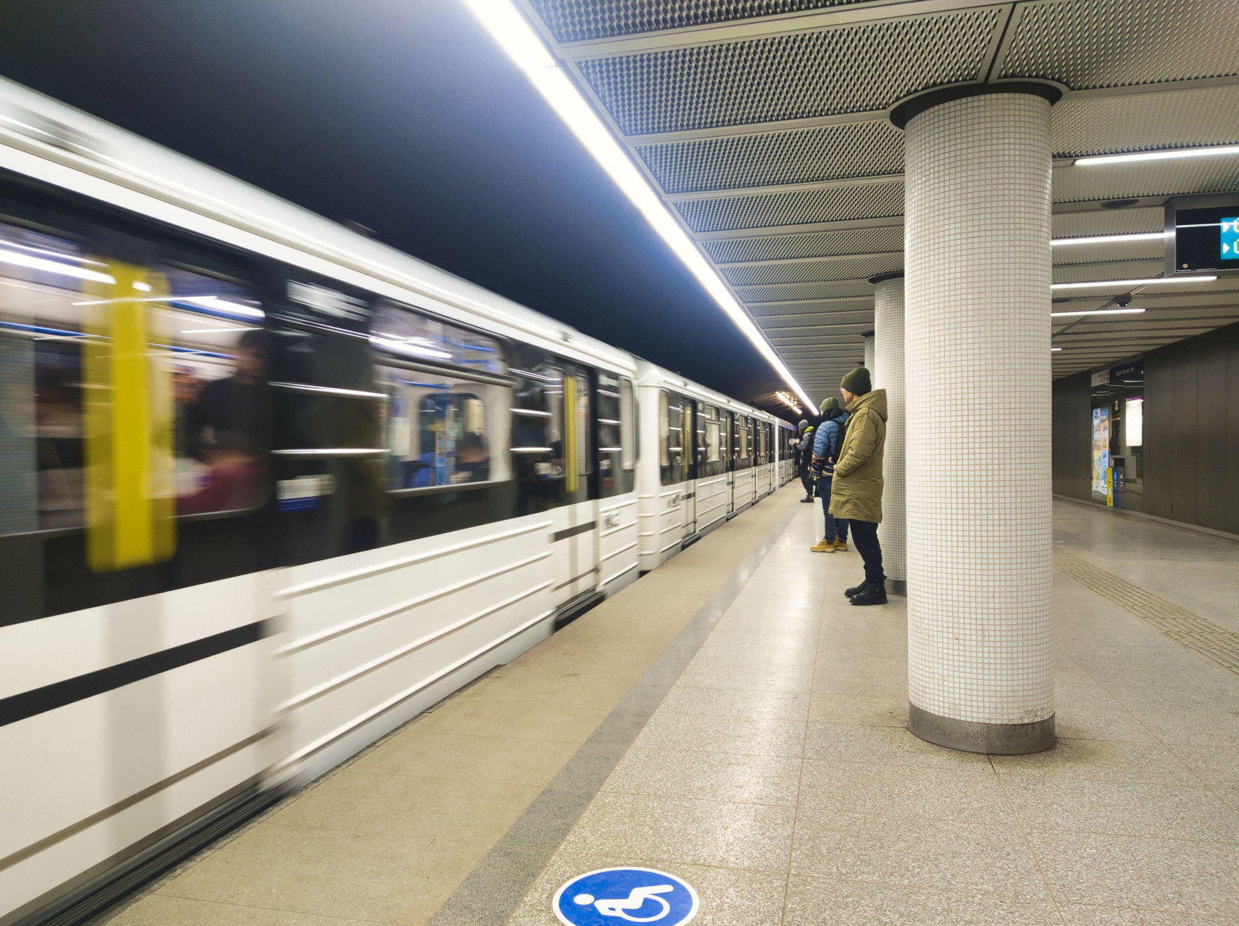 Brutális jelenetek a budapesti metróban, néhány férfi teljesen megbolondult, nem hittek az utasok a szemüknek