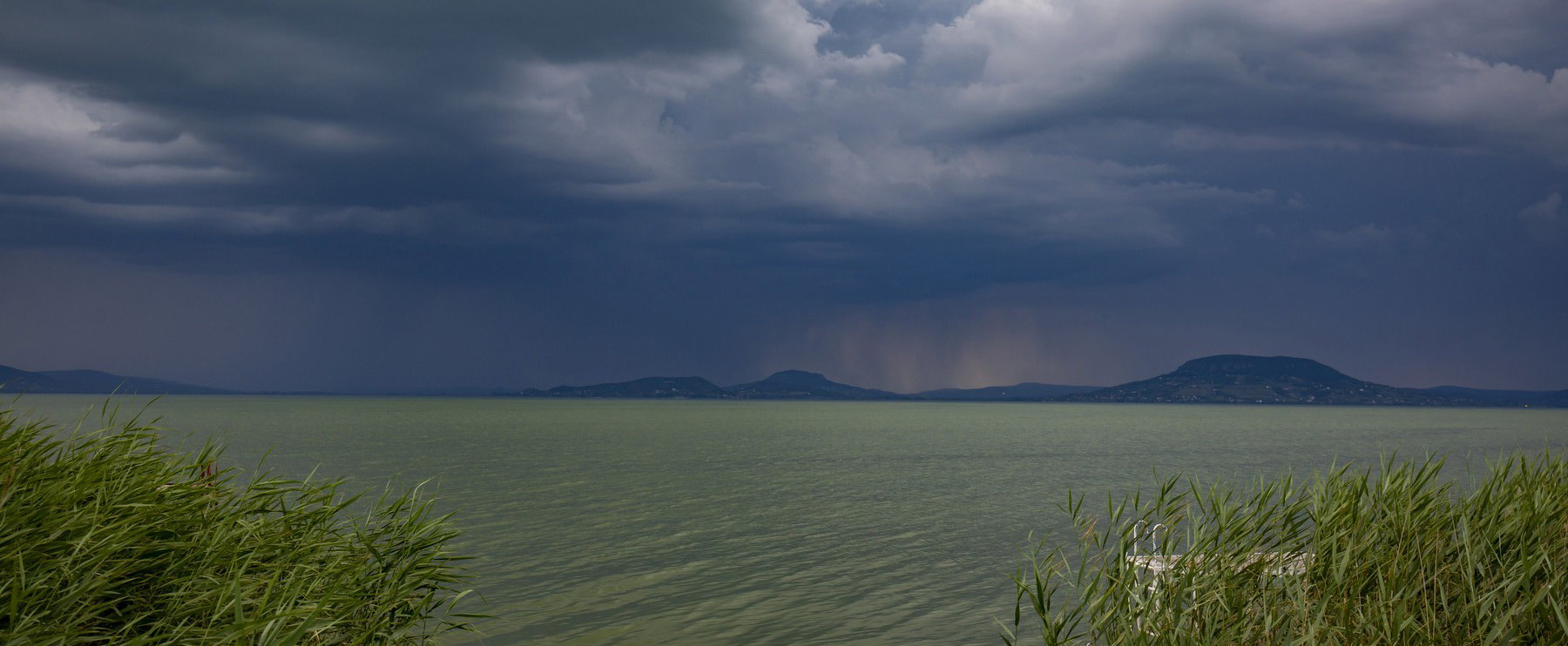 Megbillenhet a Balaton, öt vármegyére adták ki a riasztást szombatra, kitart a lehűlés - Időjárás-előrejelzés
