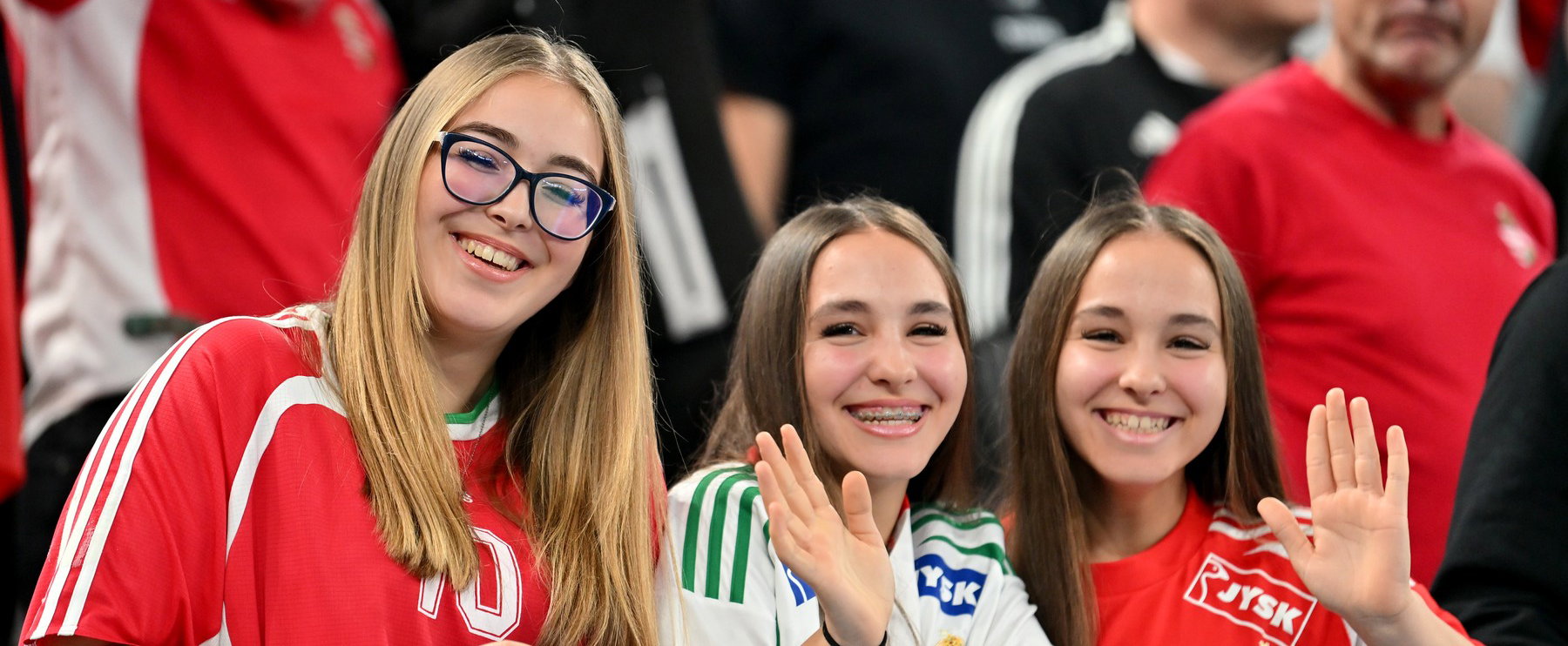 Egyetlen magyar szót kiabált egy idegen nép, 30 ezer torokból szólt a velőt rázó 5 betű