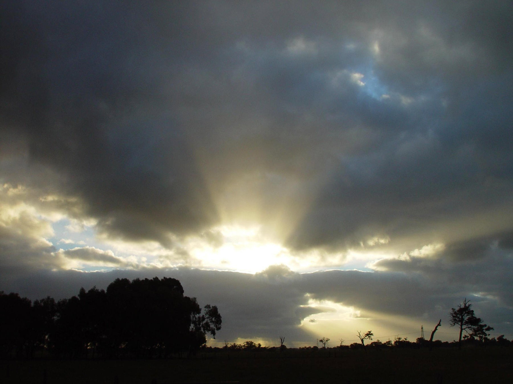 Közeledik a változás, közölték a meteorológusok, mikor ér véget a rossz idő, ennyit kell még kibírni