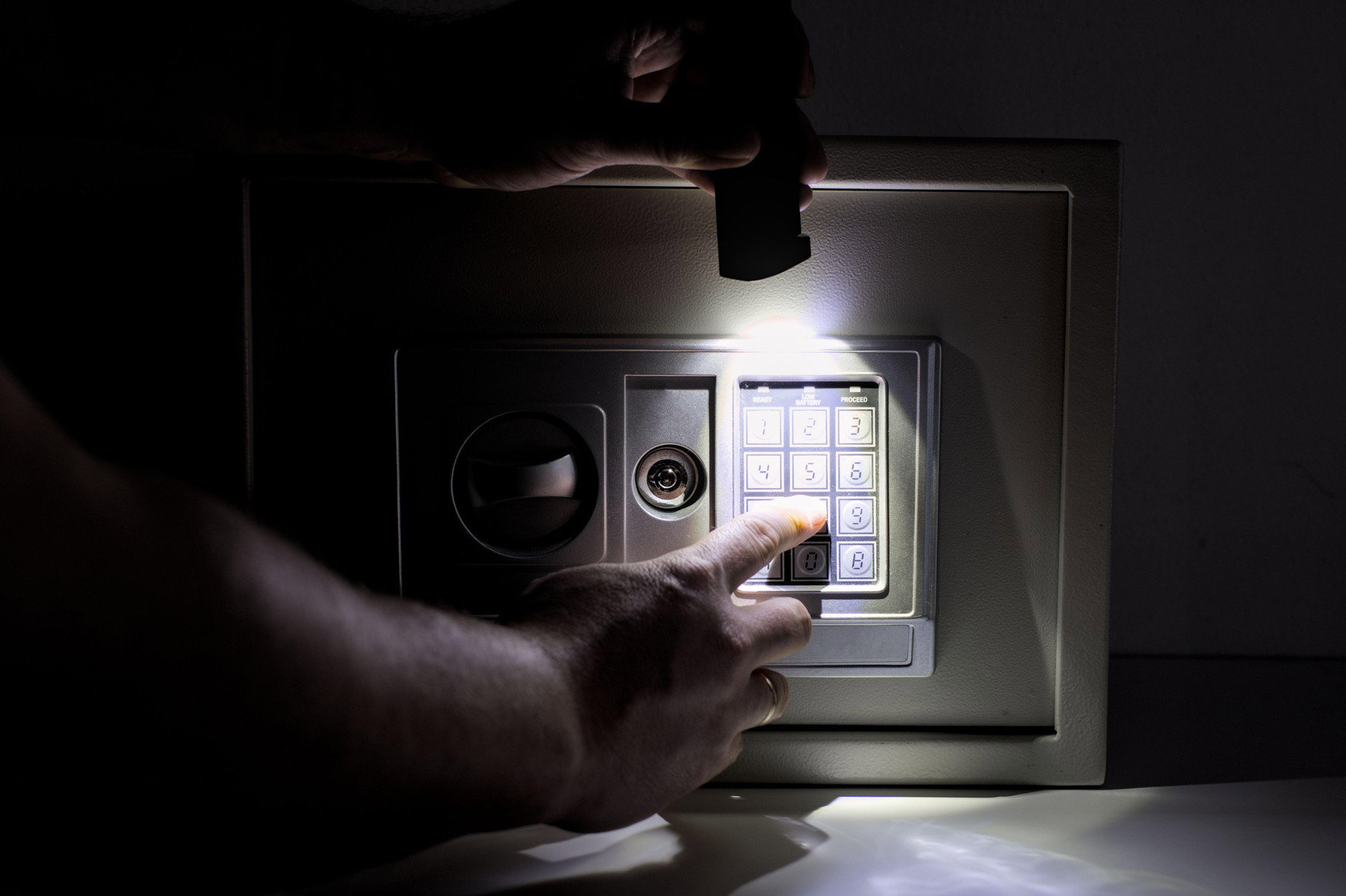 Egy dobozt hagyott örökségül a nagymama, Svájcba utazott érte az unoka, amikor kinyitotta, elállt a szava