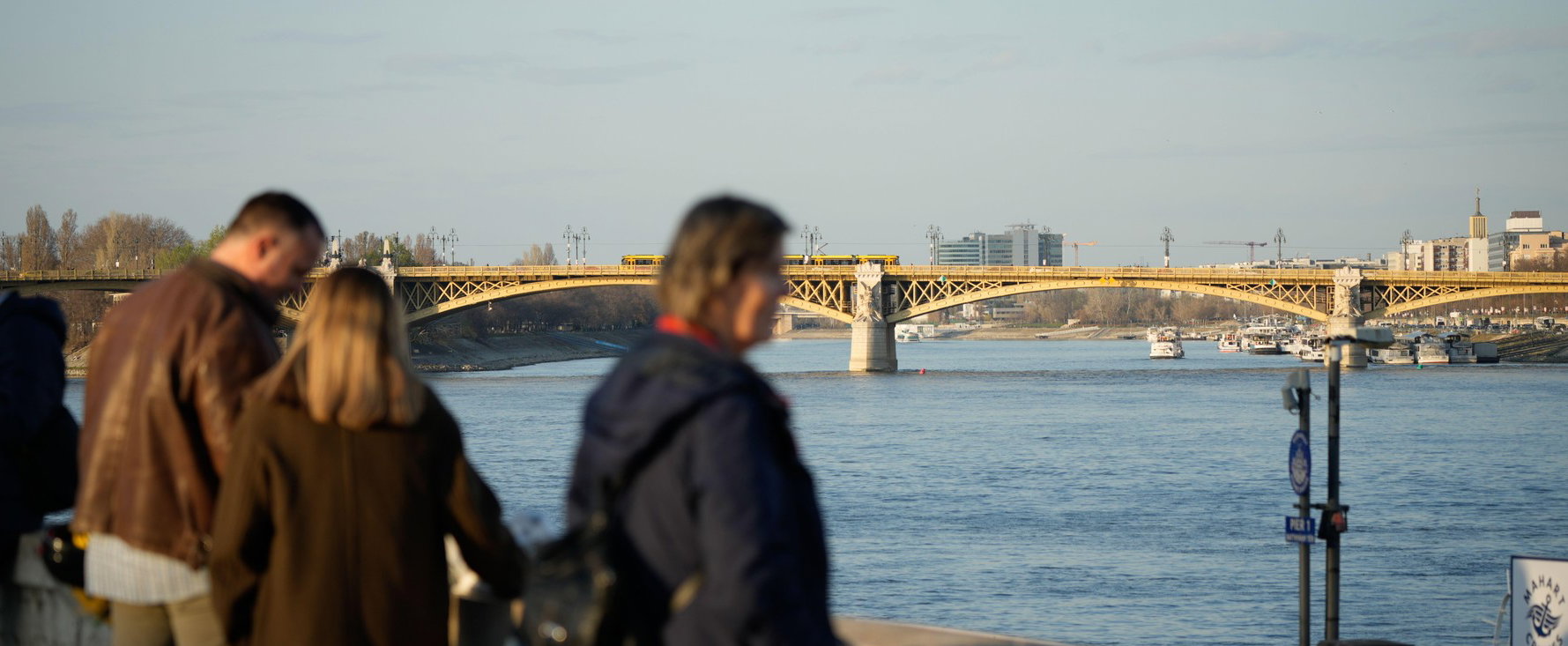 Furcsa jelenetet videóztak Budapest utcáin, mindenki csak találgat, mi történt a Margit hídnál