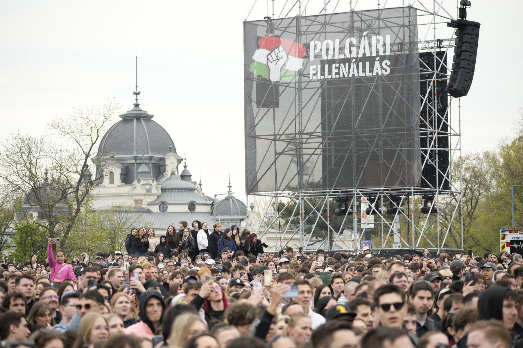 Korábban a Fideszt éltette a Rendszerbontó Nagykoncert fellépője, hiba csúszott a szervezés gépezetébe?
