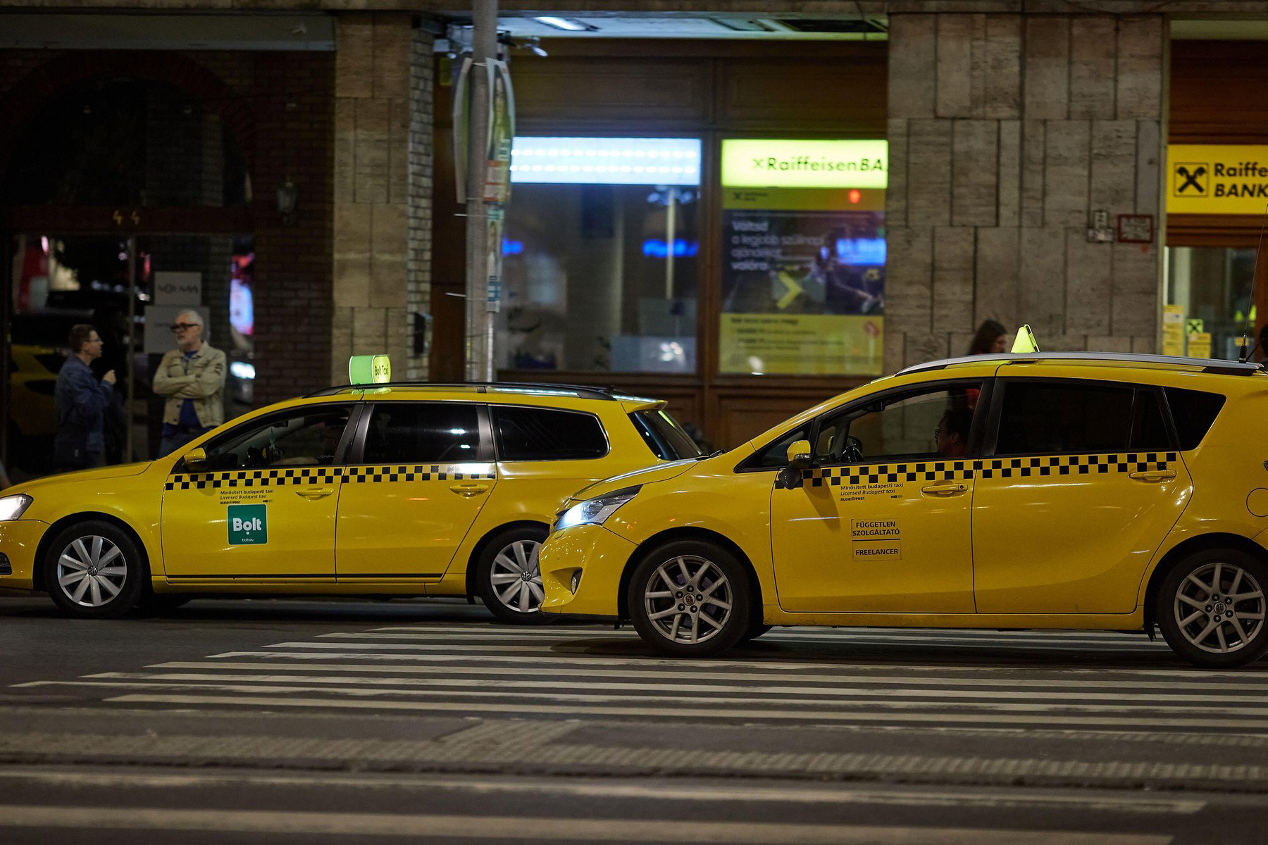 40 ezer forinttal akarta lerántani utasát a hiéna taxis, nagyon rossz emberbe kötött bele