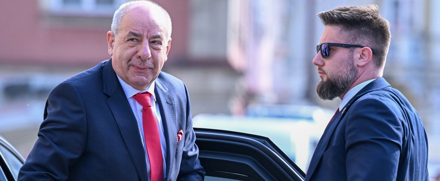 Rejtett üzeneteket fejtetek meg Sulyok Tamás képein, a Sándor-palota friss fotói többet árulnak el, mint bárki gondolta