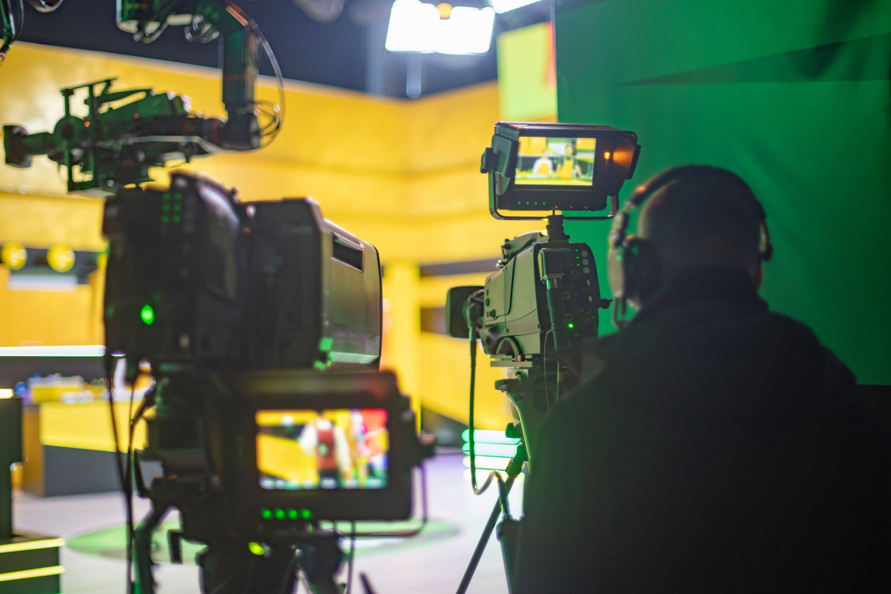 Történelmi pillanatok a közmédiában, órák alatt hatalmas változás zajlott le, ez történik a falak mögött