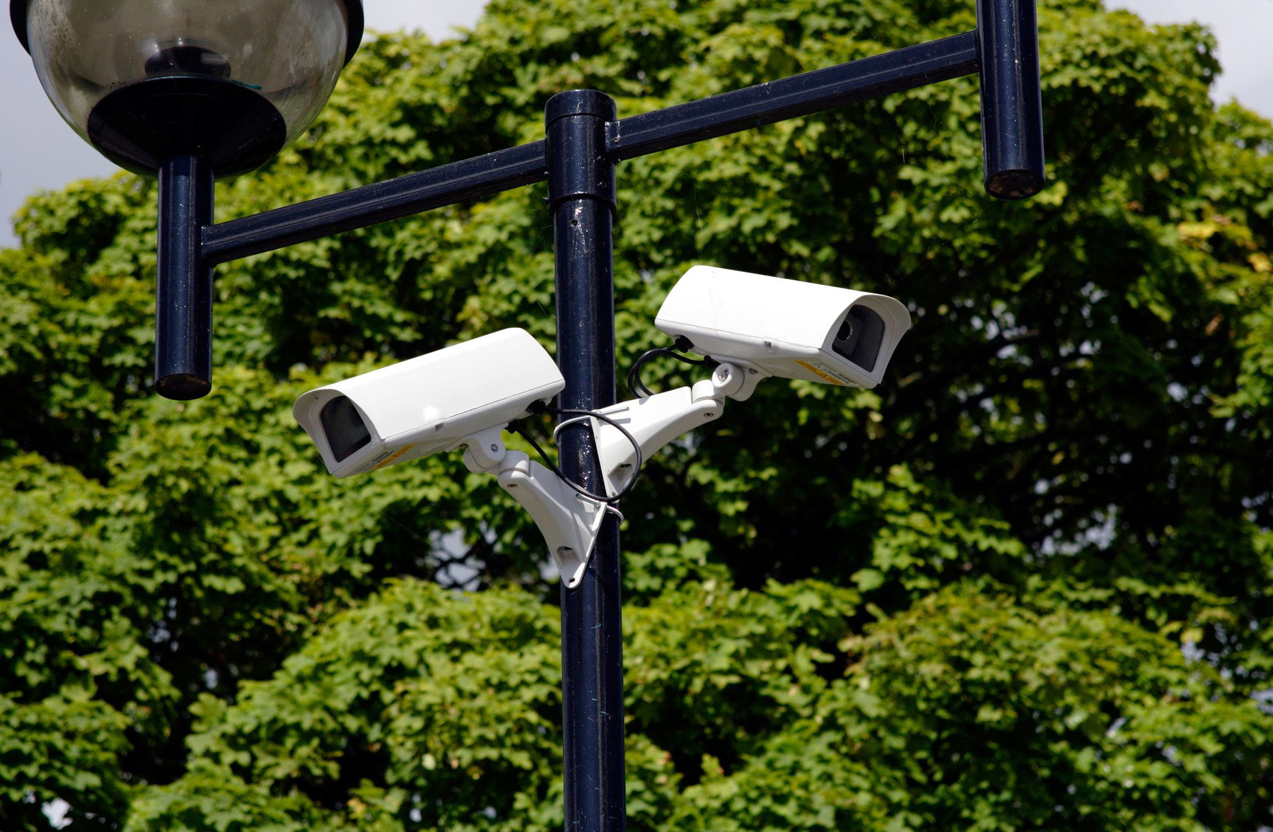 Gusztustalan jelenetet rögzített egy családi ház biztonsági kamerája, kiskorú érintett is lehet?