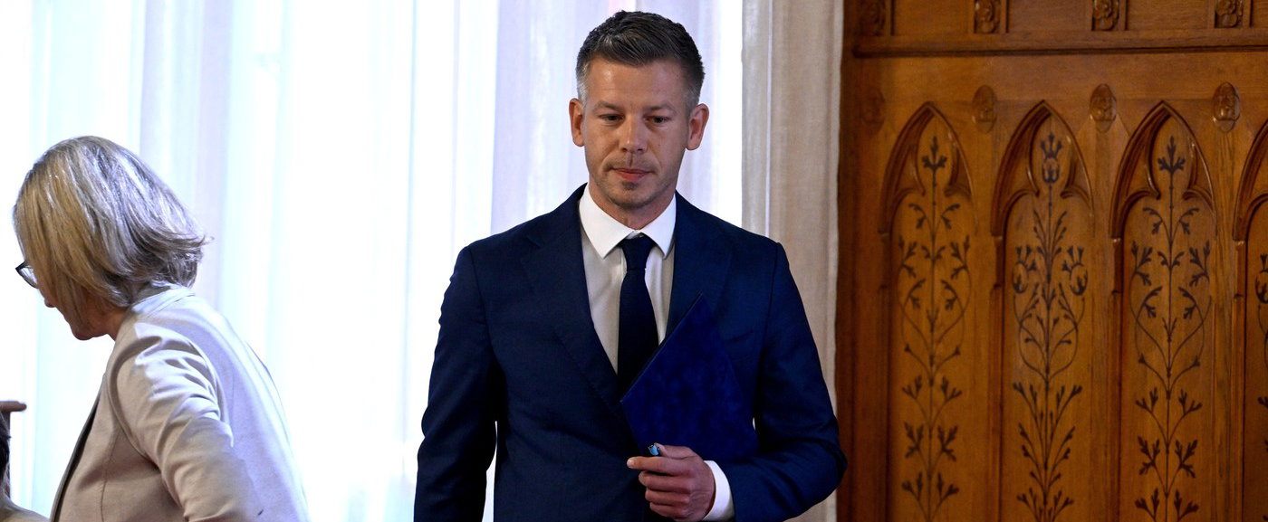 Hirtelen odalépett Magyar Péterhez egy ismert személy, 2 szót mondott neki élő adásban