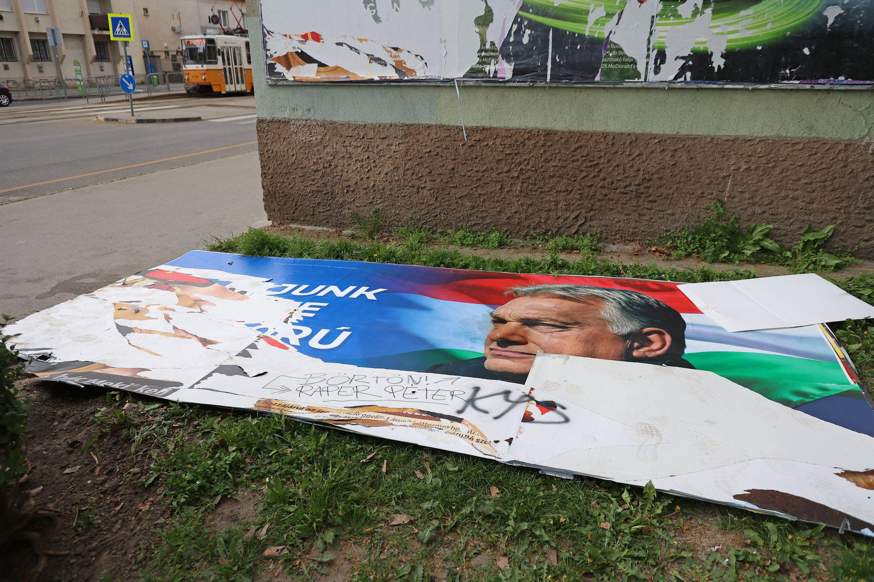 Fidesz-feliratú koporsóval száguldott végig egy halottszállító Budapesten, bekamerázták az ablakán