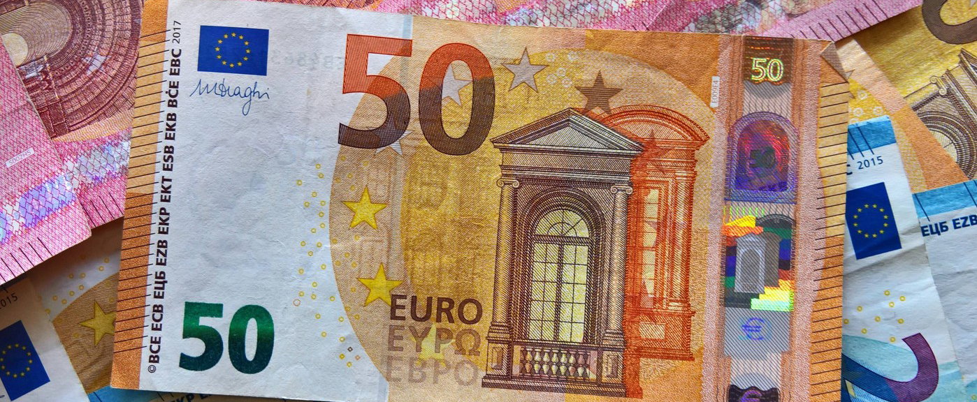 Hidegzuhany az euróról, komoly akadály bukkant fel a bevezetés előtt, rendkívüli számok jöttek