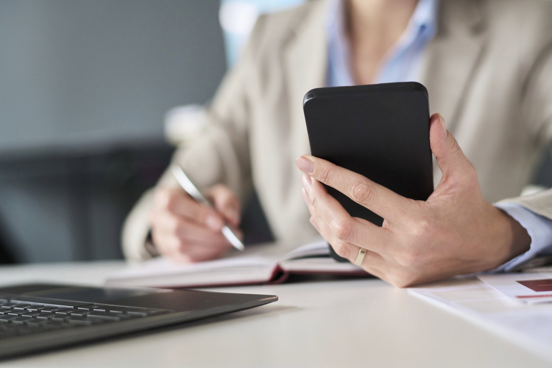 Kiszivárgott az EU terve, óriásit változnak a mobiltelefonok a jövő évtől