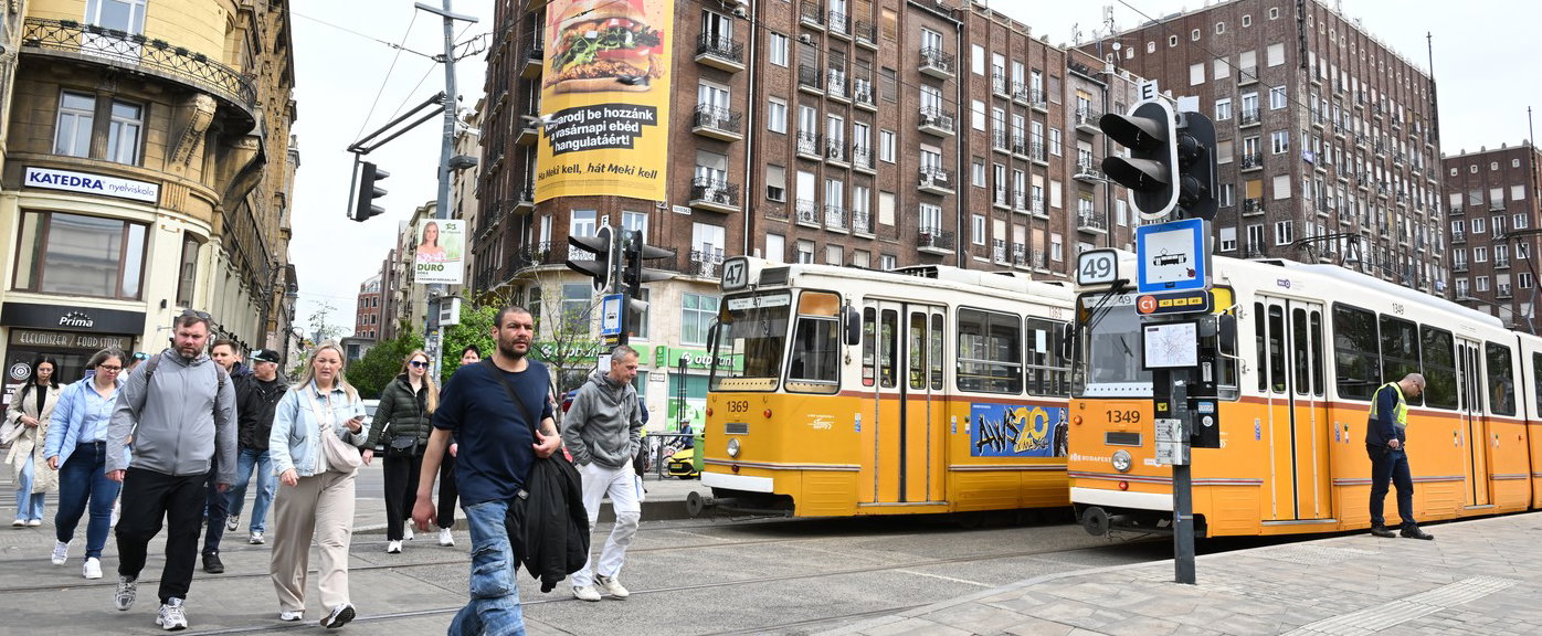 Már megint a magyarokon röhög az internet, elképzelhetetlen dolgot fotóztak az út szélén
