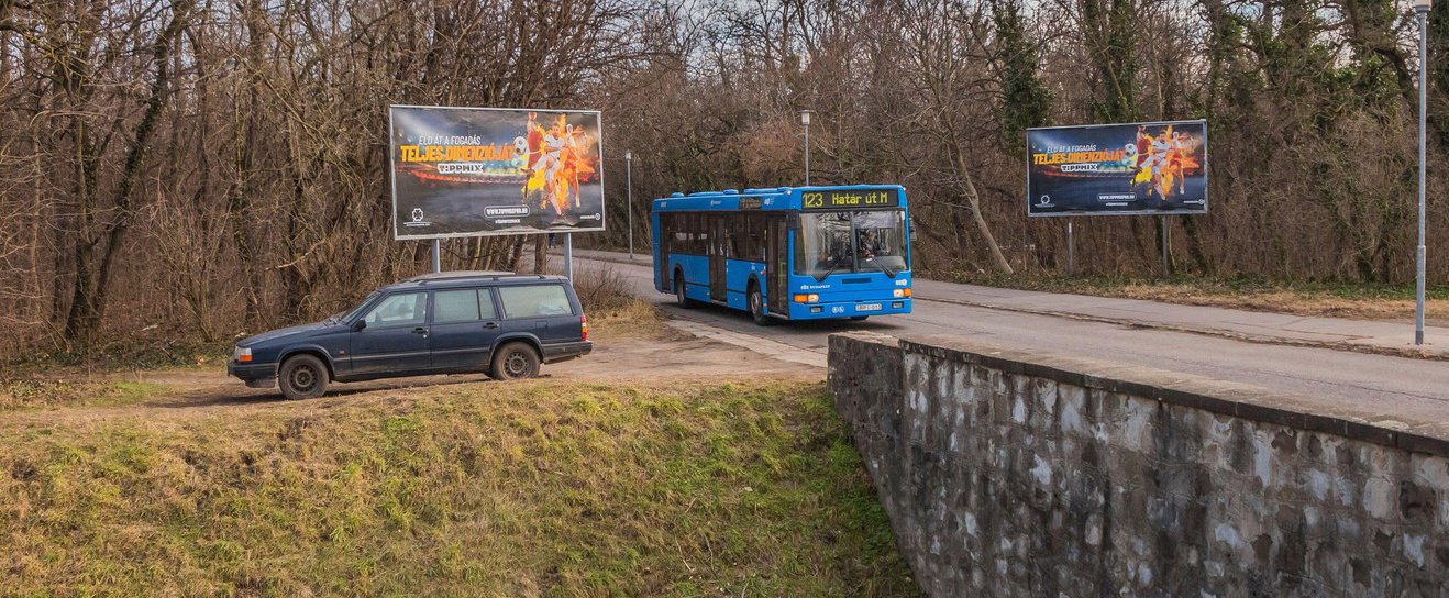 Ezt jelentik a fura betűk a BKV-buszok elején a számok mellett, végre mindenki megtudhatta