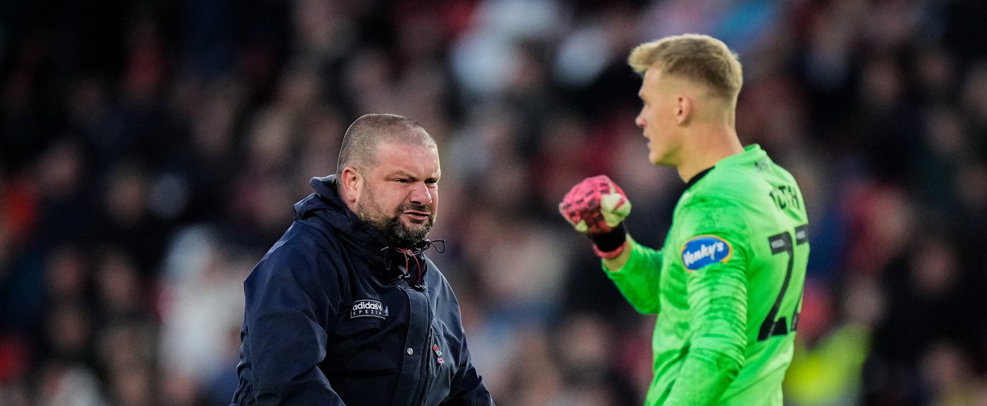 Megtámadták a magyar válogatott sztárját a pályán, a meccsnek azonnali következményei lettek