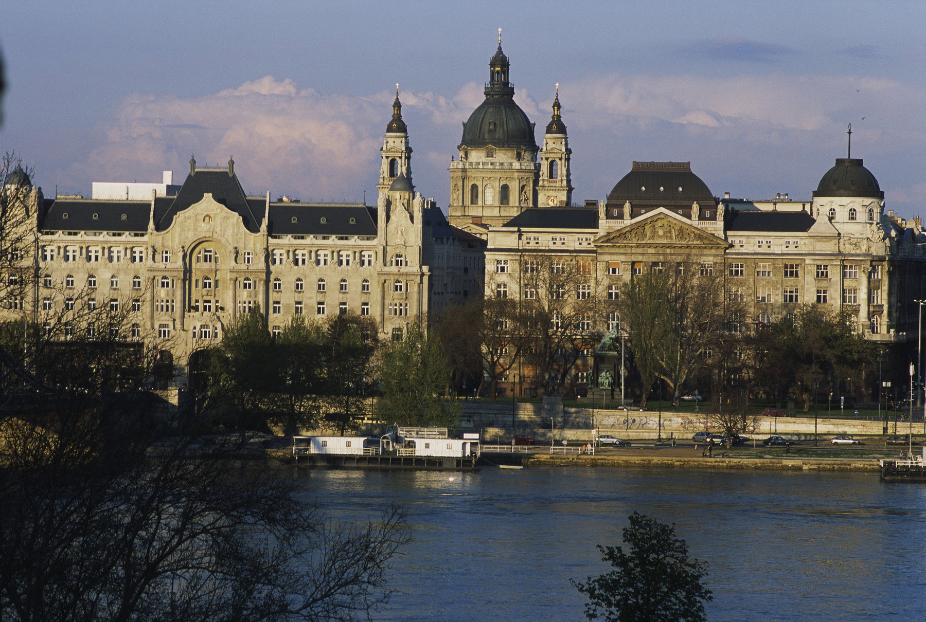 Budapest leghíresebb pontján rendezett vérlázító műsort az autós, a Lánchíd lábánál farolgatott a fekete Mercedes