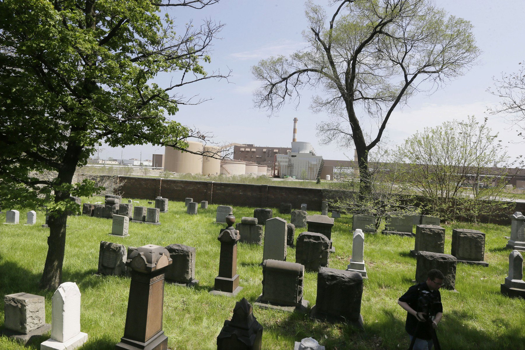 1500 lakást tüntettek el egyik napról a másikra a térképről, gyárat építettek fel a temető köré