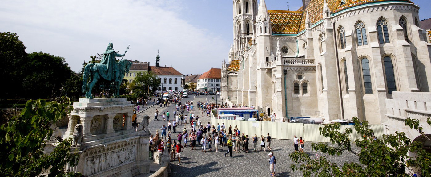 Az égből ereszkedett le, Budapest szívében hirtelen megállt az élet