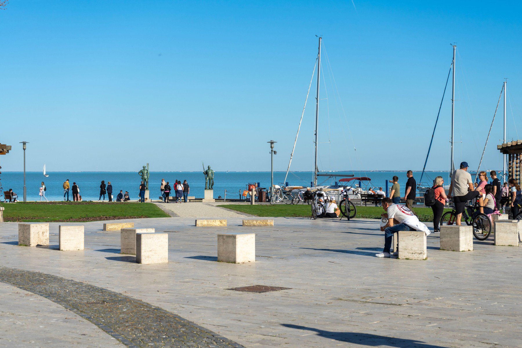 Aki idén a Balatonon akar strandolni, annak a zsebébe kell nyúlni, megérkeztek a pontos idei árak