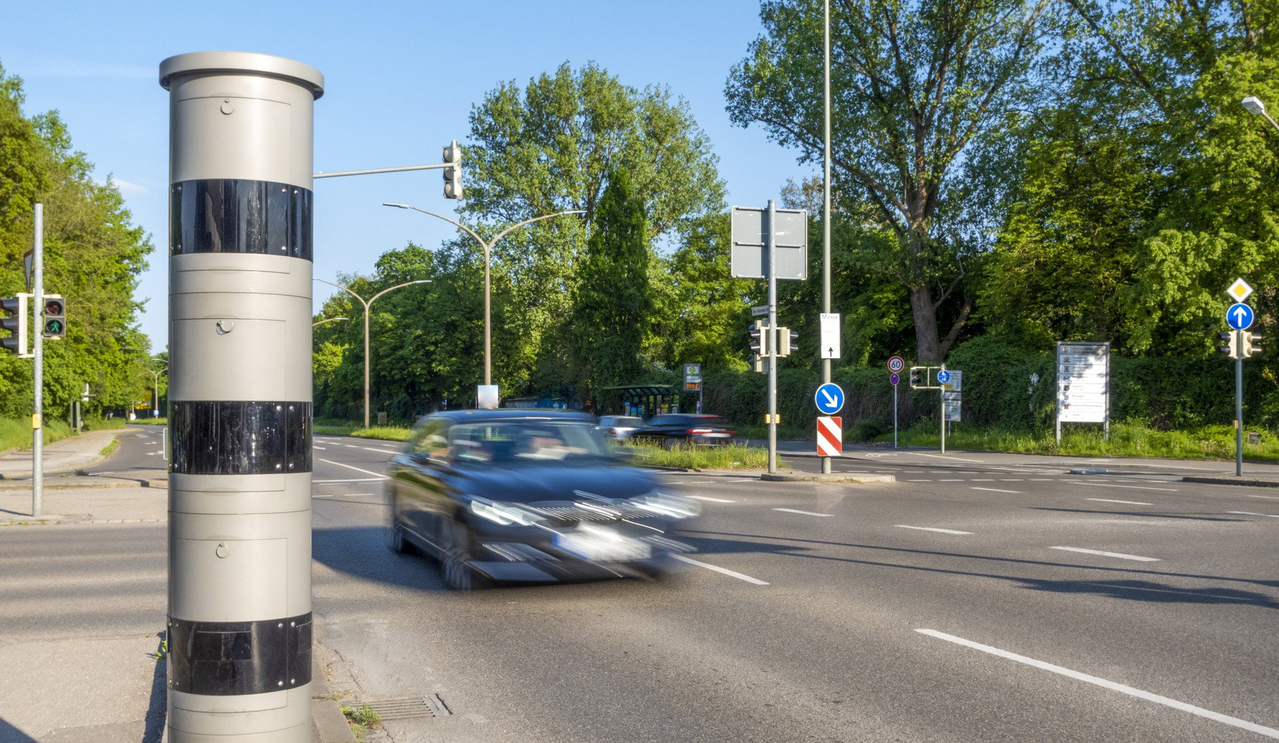 Fekete közlekedési tábla borzolja a kedélyeket, sokaknak ismeretlen a nagyon fontos jelzés