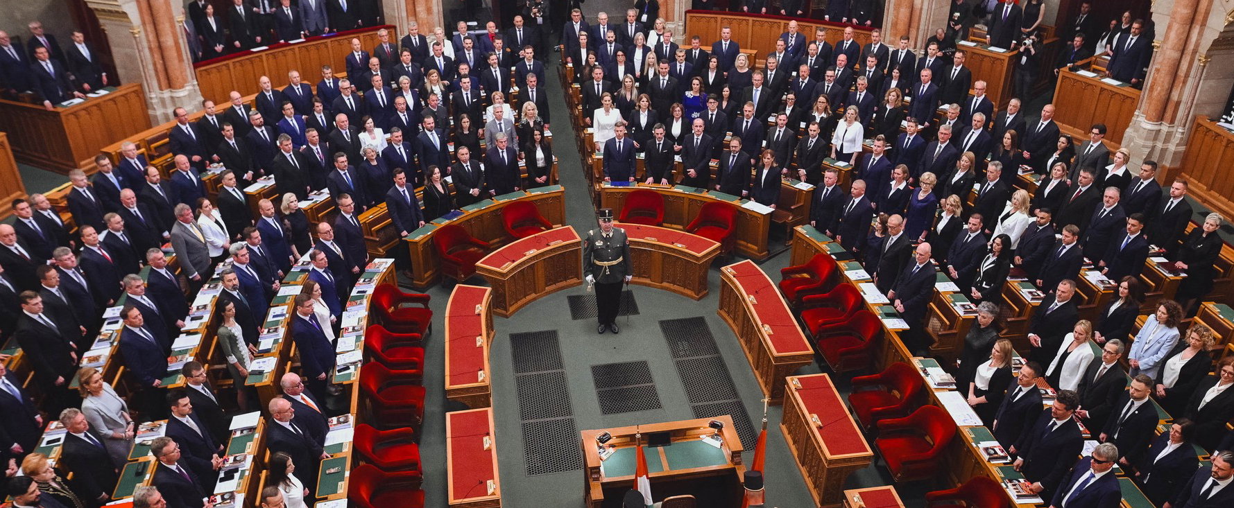Lázadnak a nézők a közösségi médiában, élő adásban vált kínossá a Fidesz politikusának sorozatos baklövése, már a saját társai is zavarban vannak 