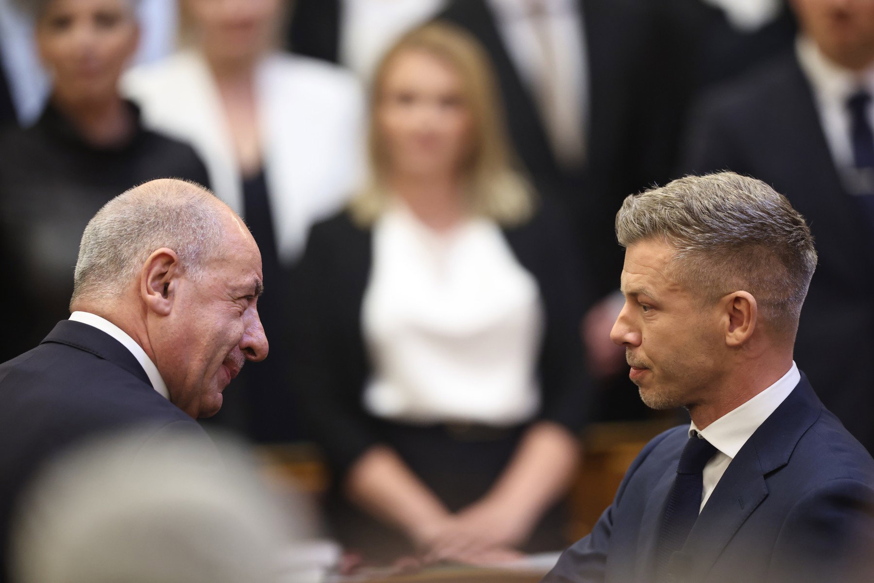 Lesivideó készült Magyar Péterről a Parlamentben, ezt csinálta miközben kiment az ülésről