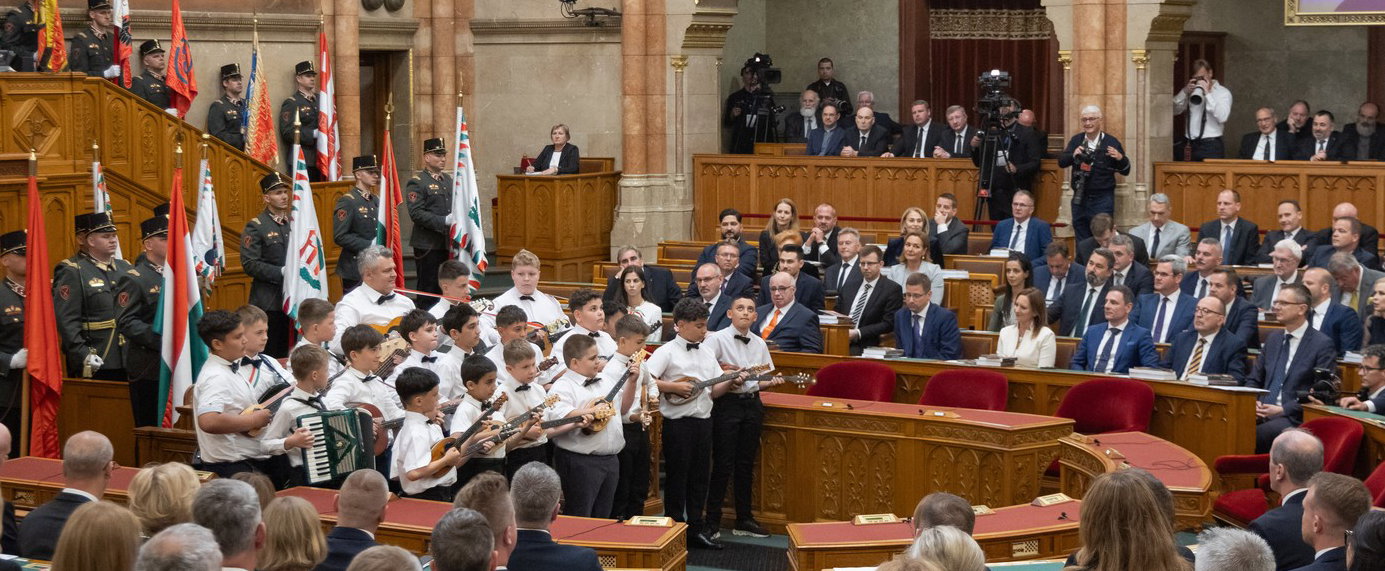 Megszólaltak az RTL kameráinak a Sükösdi Tamburazenekar tagjai, videóra vették, mi történt velük a Parlament falai között