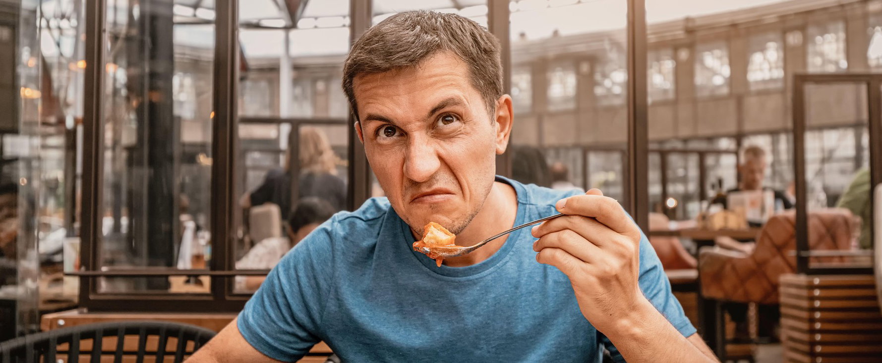 Öklendezni kezdett a külföldi videós a magyar ételtől, azonnal kiköpte, kitört a háború a kommentszekcióban