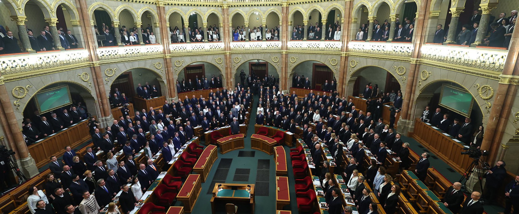 Óriási népharag tört ki, kiszivárgott egy lista a leköszönő miniszterek juttatásairól, fellázadtak az emberek