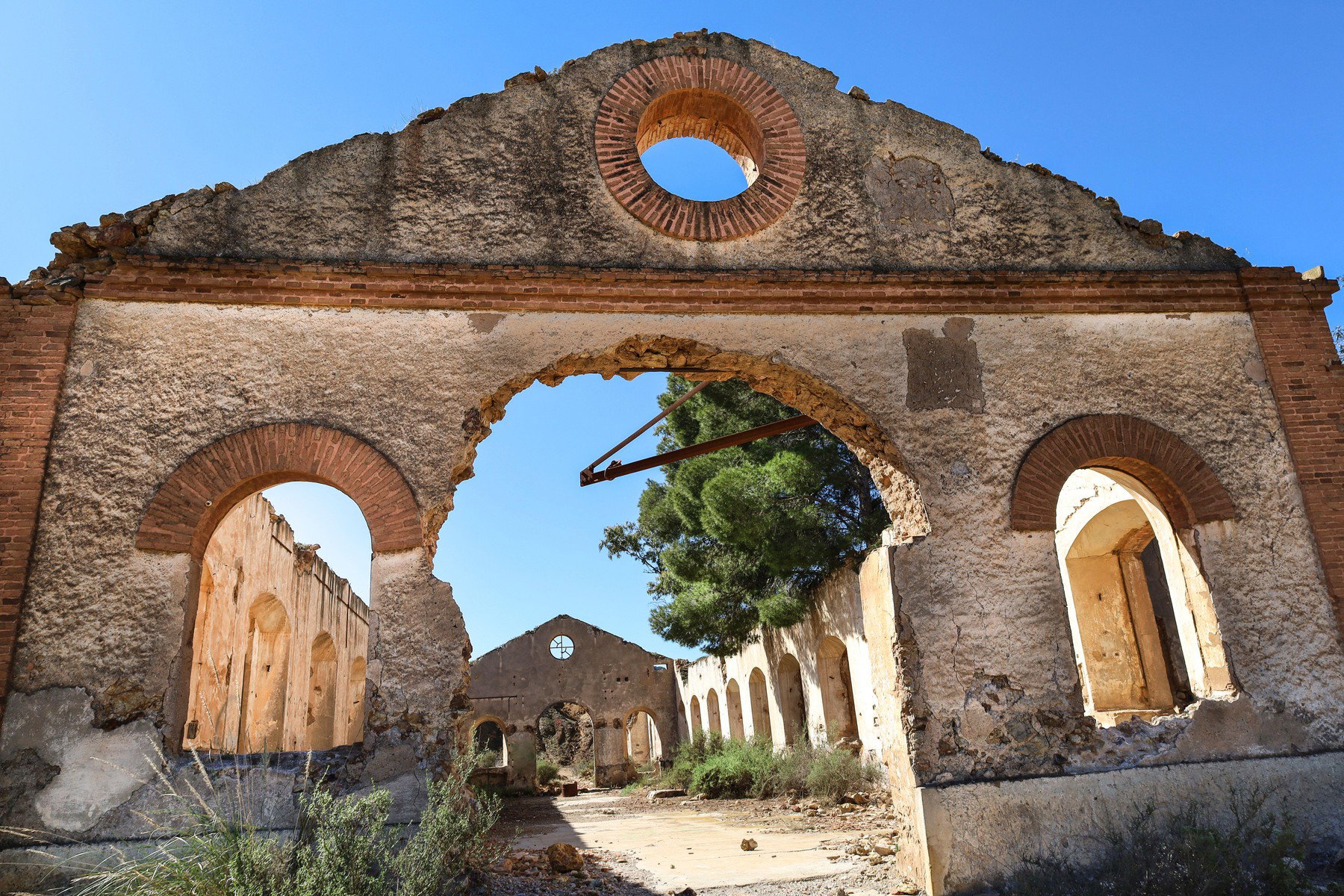 Elképesztő urbex lelet, mediterrán hangulatú szellemváros rejtőzik a magyar erdőben