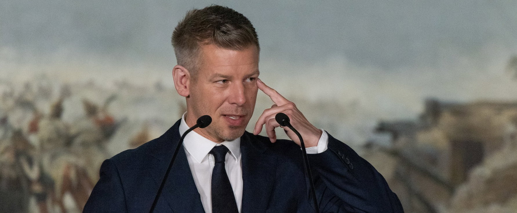 Furcsa dolgot szúrtak ki Magyar Péter videójában, szimbolikus jelentése van