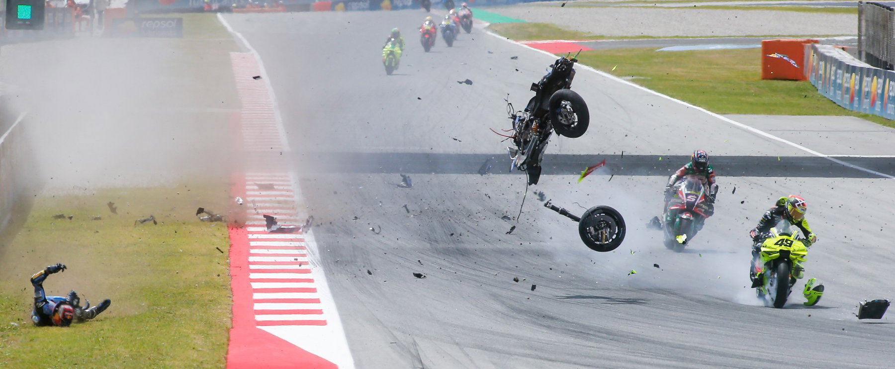 MotoGP roncsderbi a barcelonai aszfalton, kétszer is piros zászló, Márquez és Zarco kórházban, az apriliások egymást zúzták le és 17 nap múlva jön a Magyar Nagydíj