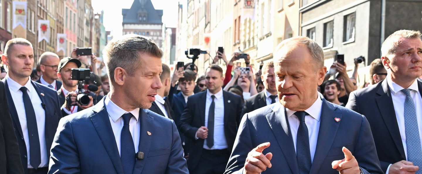 Lesivideó készült Magyar Péterről és Donald Tuskról, a katonák előtt a vörös szőnyegen a magyar miniszterelnök furcsa dolgot művelt