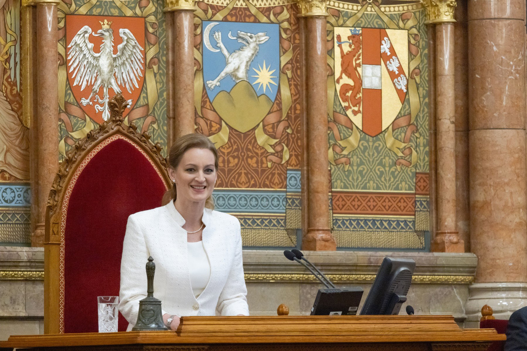 Pusztító poén készült Forsthoffer Ágnes székéről, megjelentek az interneten az első tiszás mémek