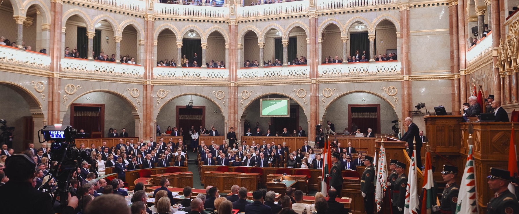 Mindenki a Parlament új bútoráról beszél, zseniális ötlettel álltak elő a házelnöki szék cseréje után