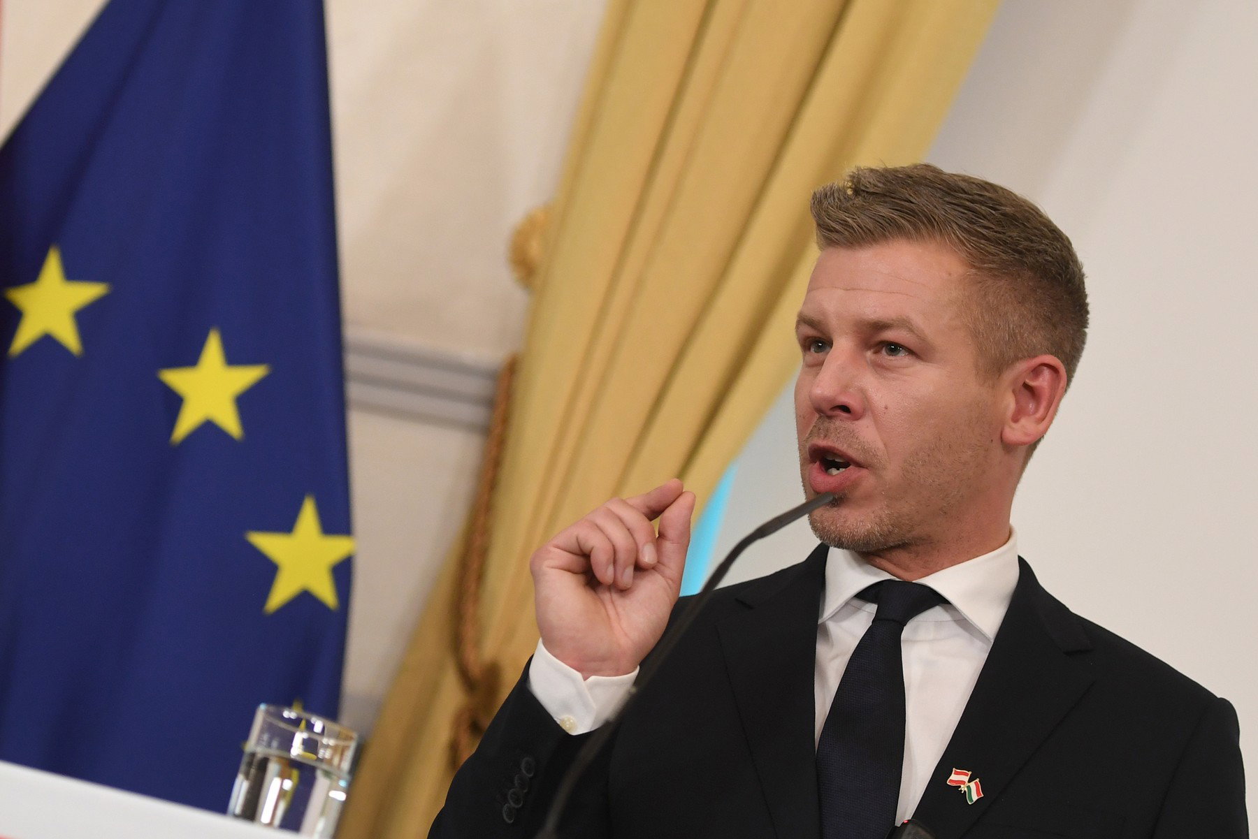 Magyar Péter még nem tudott megállapodni a Magyarországnak járó eurómilliárdokról, hozzá kéne nyúlniuk az adó és a nyugdíjrendszernek is