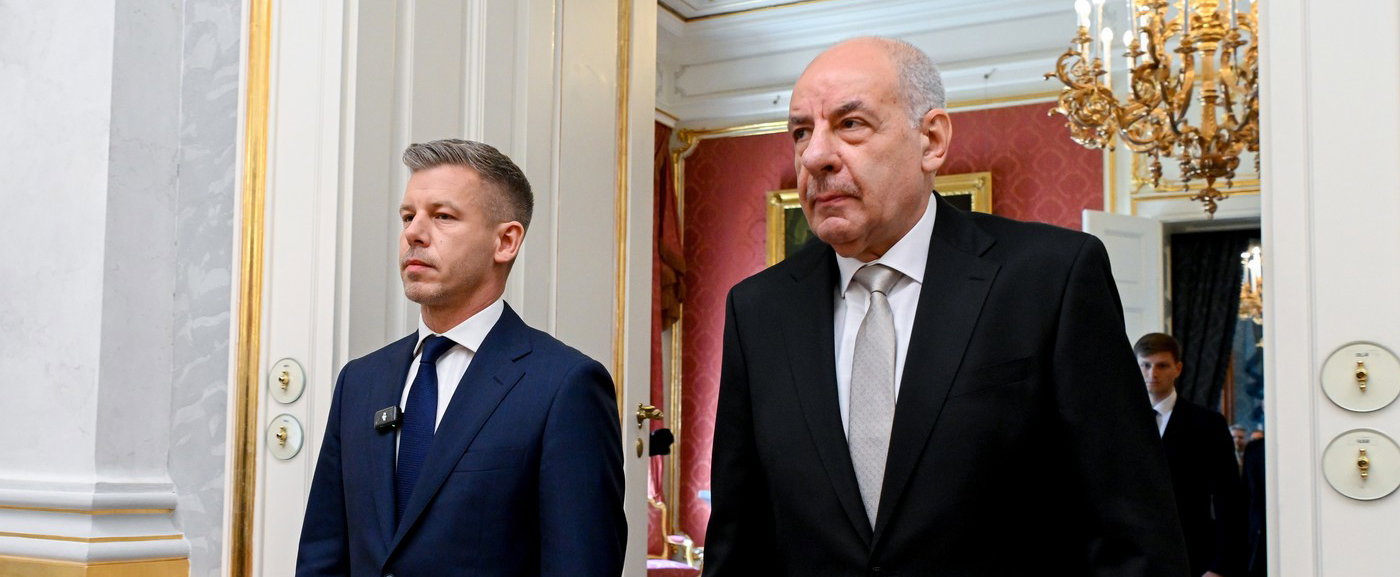 "Majd a Péter elviteti a fekete autóval" - A makacs Sulyok Tamást eszetlen üzenetekkel bombázzák