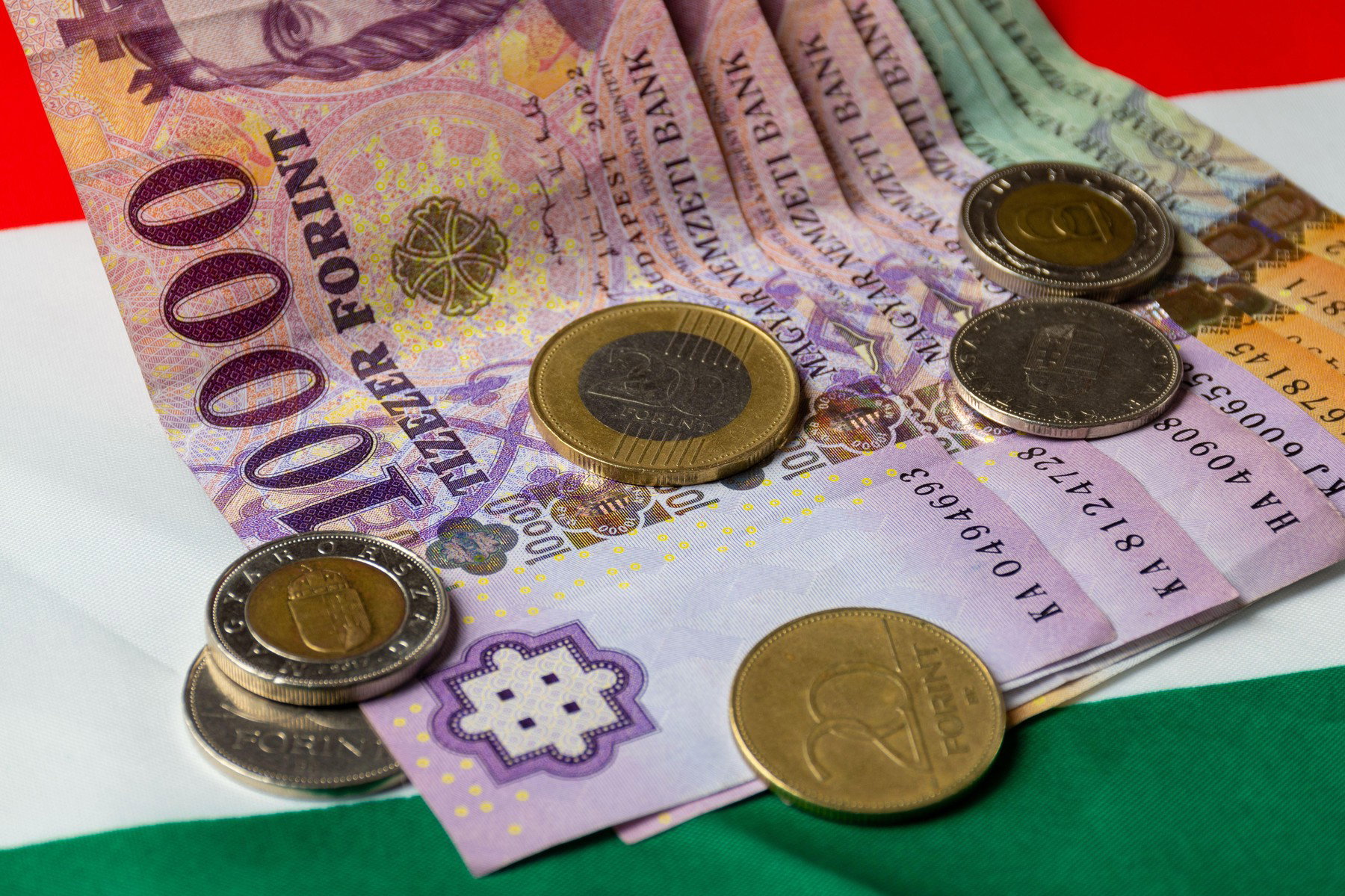 Stadiont ábrázoló forintokat adott ki a Nemzeti Bank, 25 ezres címlet is került közéjük