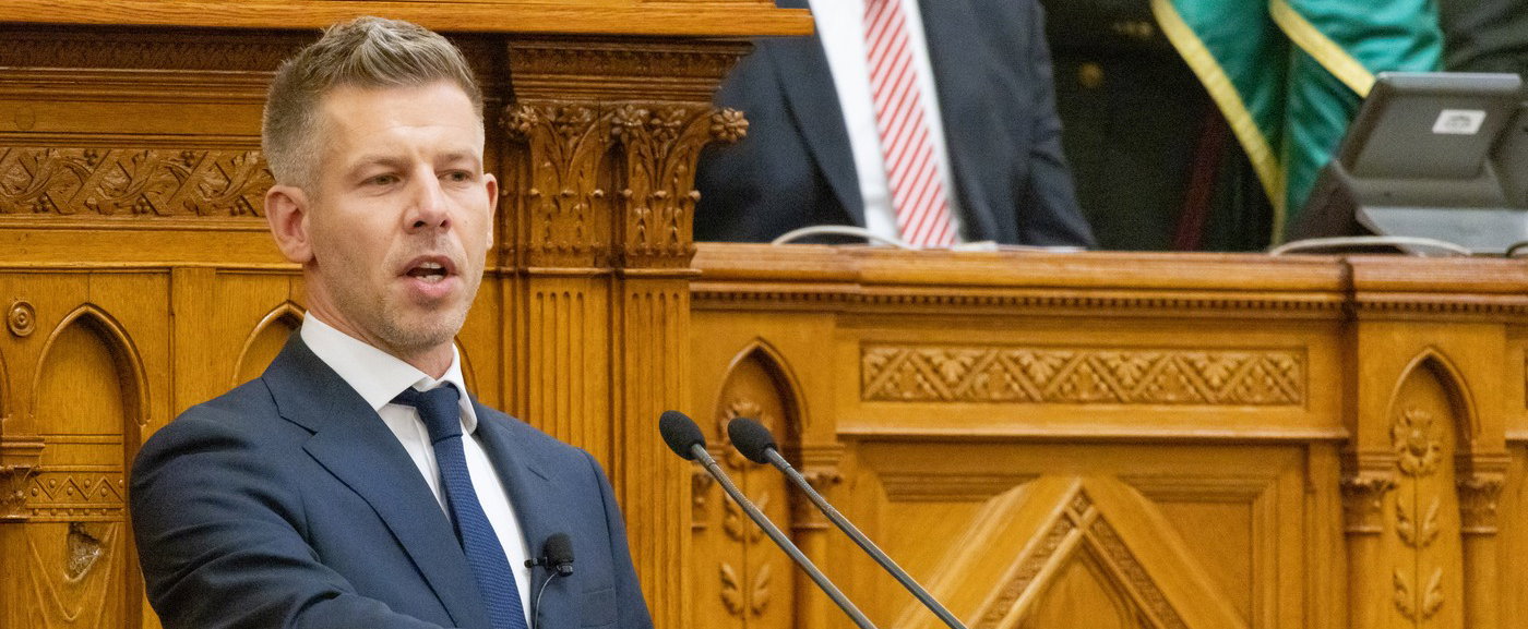 Ezért mutatott kezével szívecskét Magyar Péter a tüntetőknek, megfejtették azt, amire milliók voltak kíváncsiak