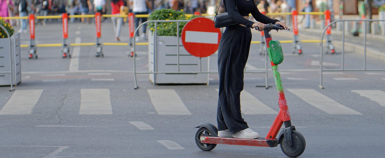 Kemény hírt kaptak az elektromos rolleresek, júliustól itt nem szabad