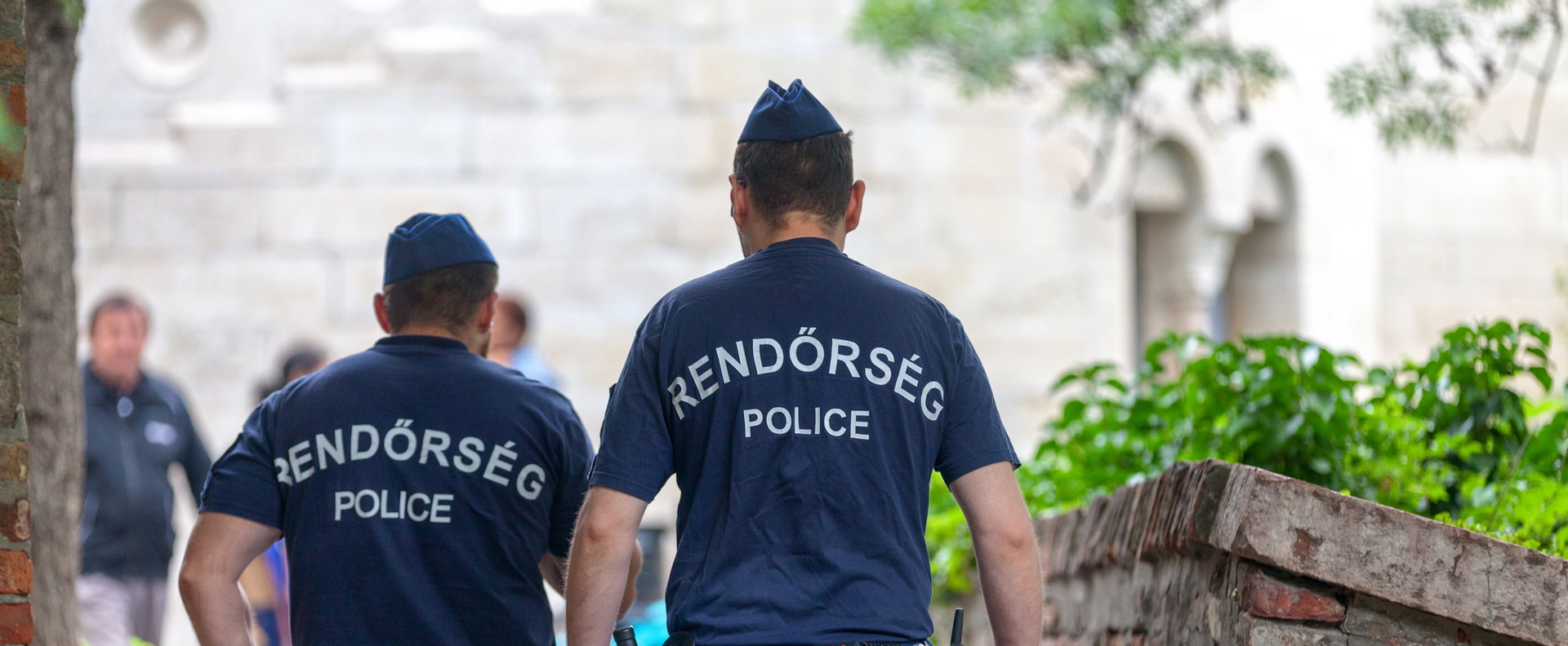 Szigorú rendőri zárlat alatt a magyar temető, gyanús eseteket vizsgálnak, krimibe illő intézkedés zajlik