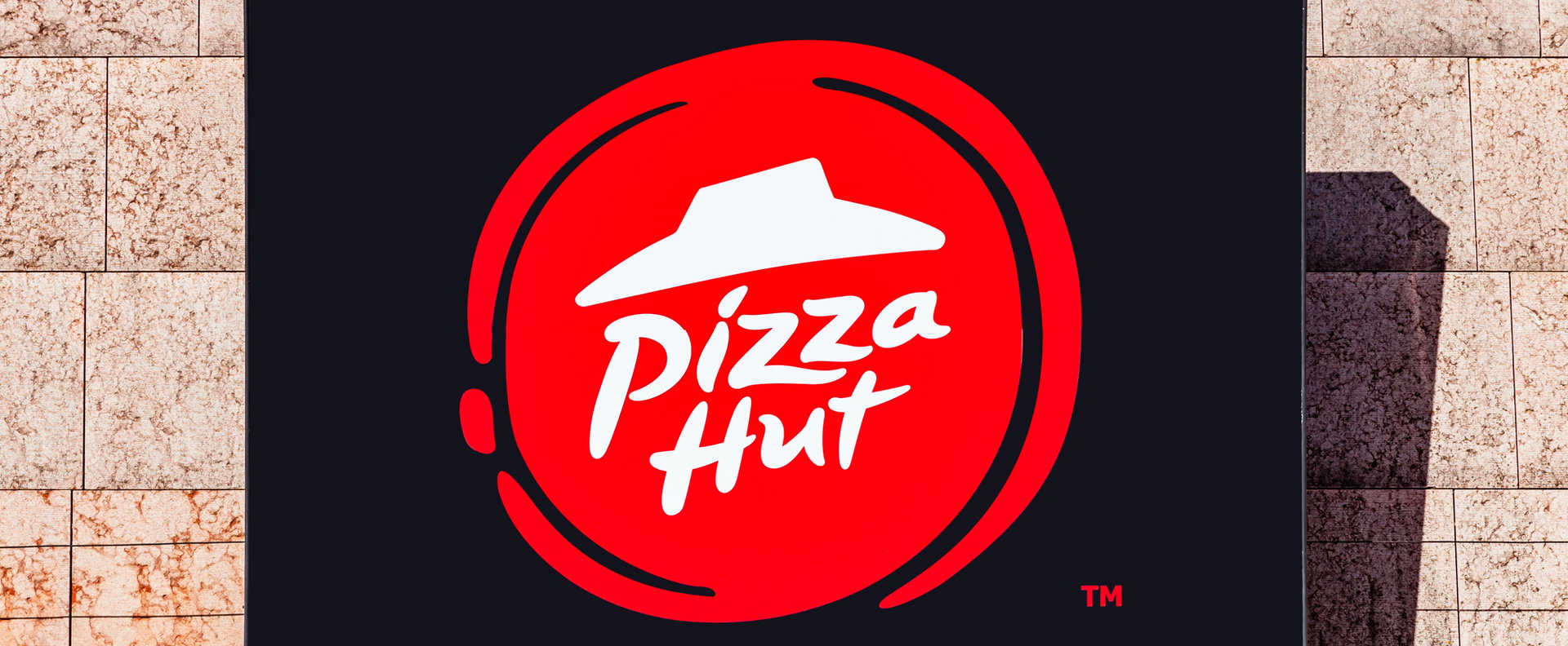 Eladják a Pizza Hutot, fordulóponthoz érkezett a világ egyik legismertebb pizzamárkája
